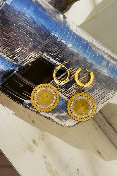Trendy Butik نموذج المجوهرات الصلب الأقراط الملتوية