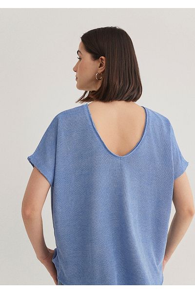 Mavi tricou din poliester cu detaliu cu decolteu în V pe spate texturat