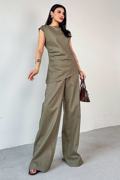 Cappmoda TKM-13260 Χακί ασύμμετρη κοπή με πιέτες μπλούζα φαρδύ παντελόνι Σετ δύο τεμαχίων