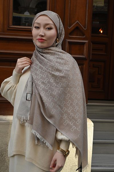 Pull Scarfs Εισαγόμενο μάλλινο μεταξωτό σάλι G μοτίβο - μπεζ