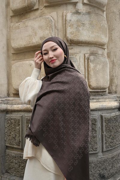 Pull Scarfs Вносен вълнен копринен шал с G шарка - горчиво кафяв