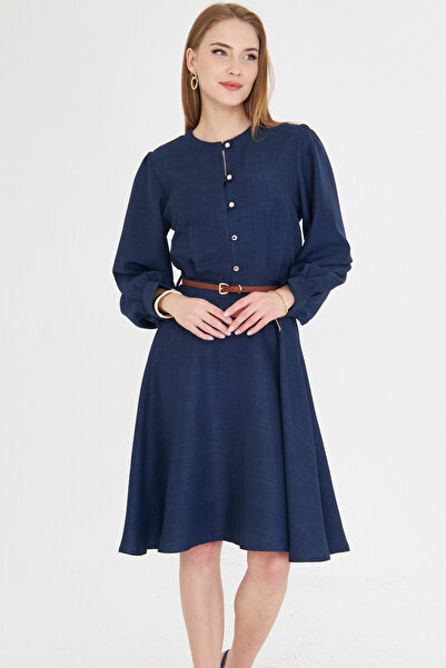 armonika Dámské tmavě modré šaty s výstřihem do O, knoflíky vpředu, manžetami na rukávech, páskem a rozšířeným střihem ARM-25Y001006