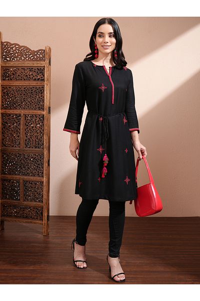 Vishudh By Styli كورتا نسائية سوداء مطرزة بخط A