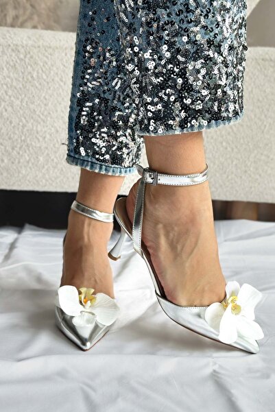 Shoebutik Polly Срібні квіткові деталі Жіночі туфлі на підборах