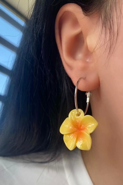 TakıDolabı أقراط لوتس متدلية باللون الأصفر (زوج)