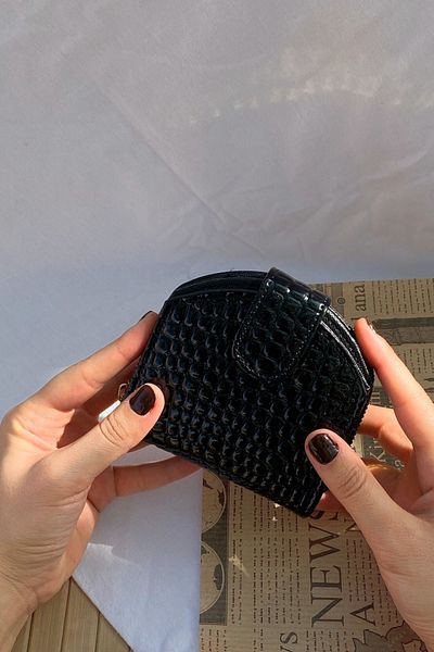Mazel Design Oval Design Women's Wallet Accessory with Magnet Closure