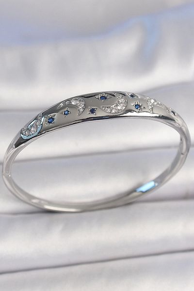 Clariss أصفاد نسائية من النحاس الفضي اللون بحجر الزركون وتفاصيل نجمة من الحجر الأزرق المطرز على شكل هلال
