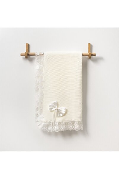 mb kids بطانية تريكو للأطفال بشريط من الدانتيل إكرو