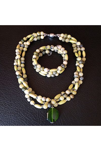 Asteria Elite Peridot Wooden Abundance and Energy Necklace Bracelet Set