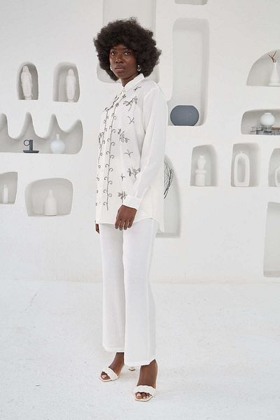 MİA NOURA FEMEIE FATA SI MANECI BRODAT OVERSIZE DIE CUT