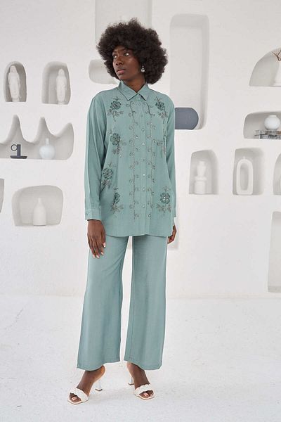 MİA NOURA FEMEIE FATA SI MANECI BRODAT OVERSIZE DIE CUT