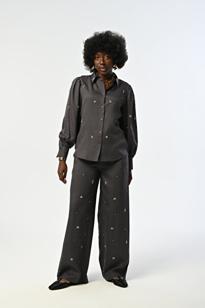 Orfeo Negro KADIN ÖNÜ VE KOLLARI TAŞ İŞLEMELİ ANTRASİT RENK GÖMLEK