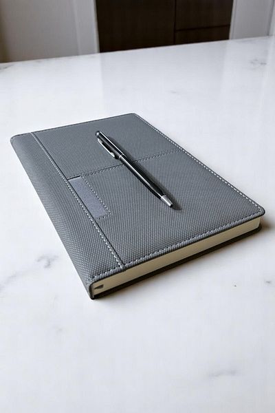 Nesnel Gift Сив термо кожен дневник с калъф за моливи и отделение за портфейл, назъбен модел - черен сензорен химикал, метален химикал, подарък