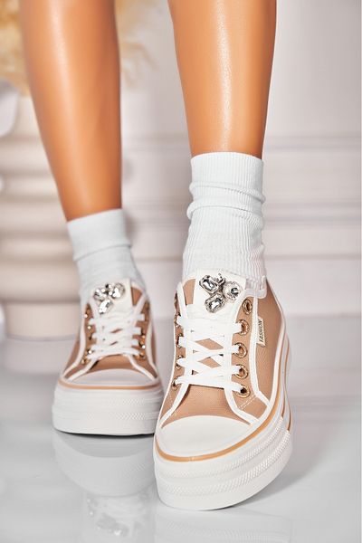 Joana Adidas and the Kaki Deisy textile dam