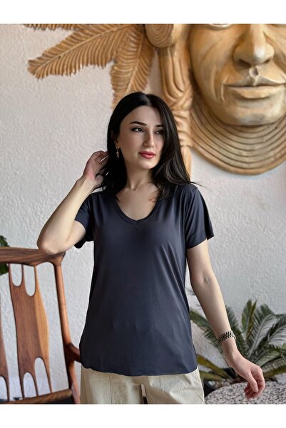 Bliss Dale تي شيرت مريح بفتحة رقبة على شكل حرف V مقطوع بالليزر