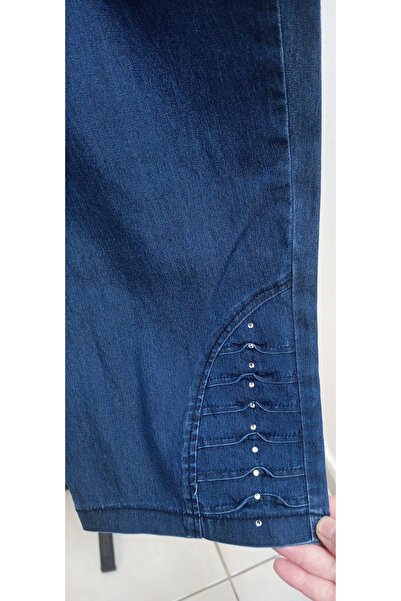 AKŞEN GİYİM BÜYÜK BEDEN İNCE DENİM KUMAŞ YÜKSEK BEL BOL LİKRALI PAÇASI TAŞ VE DİKİŞ DETAY JEAN KAPRİ PANTOLON