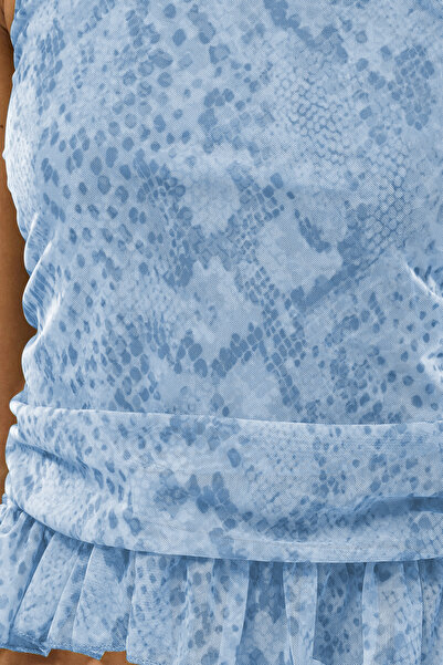 Trendyol Collection Blau-Mehrfarbig bedruckte Neckholder-Bluse mit ärmellosen Rüschen und gestricktem Tüll, stilvolle/abendliche Bluse TPRSS25BZ00018