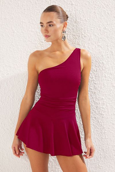 Trendyol Collection Burgunderfarbener One-Shoulder-Rock Badeanzug mit Shorts TBESS25MA00061