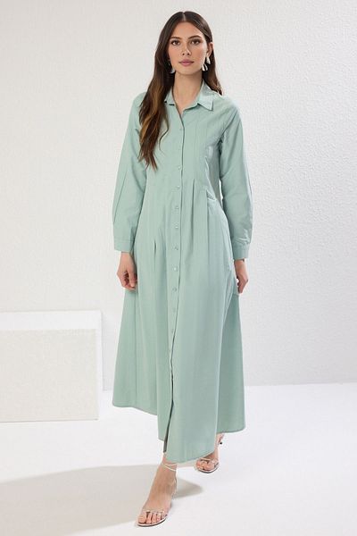 Trendyol Modest Khakifarbenes, plissiertes, detailliertes, gewebtes Hemdkleid aus Baumwolle TCTSS25EB00060