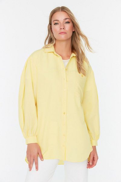 Trendyol Modest Gelbes Basic-Gewebehemd mit Ballonärmeln und langer Gesäßtasche TCTSS21GO0976