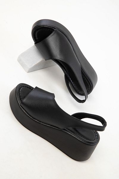 SOHO Schwarze Damenschuhe mit Keilabsatz 20568