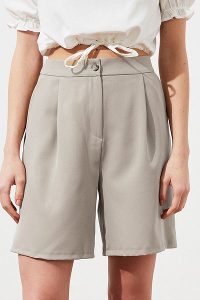 Trendyol Collection Sötétbézs, normál szabású szőtt rövidnadrág zsebekkel TWOSS19WX0108