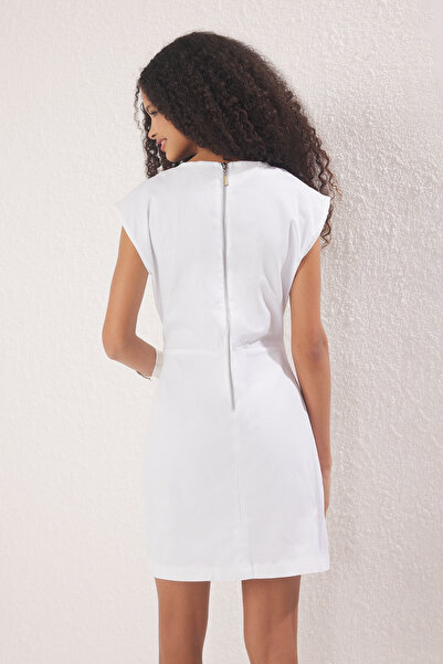 Trendyol Collection Λευκό ίσιο κοντό φόρεμα με υφαντό σώμα TWOSS25EL00717