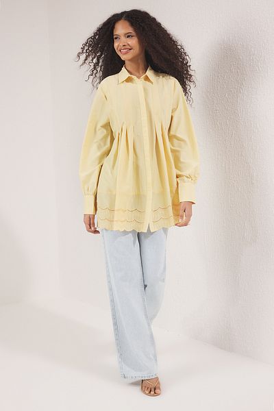Trendyol Modest Hellgelbes, besticktes, detailliertes, gewebtes Baumwollhemd TCTSS24TG00017