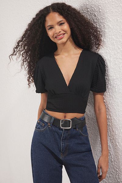 Trendyol Collection Czarna, teksturowana bluzka z dekoltem w serek, podwójnym zapięciem na piersi, rękawami typu balon TWOSS25BZ00542