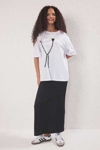 Trendyol Collection Uraşan Relaxed Fit T-Shirt with White 100% Cotton Flower Accessory