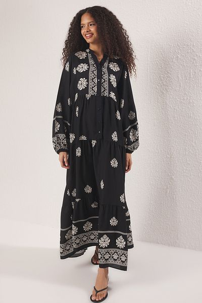 Trendyol Modest Schwarz-Ecru ungefüttertes, schlichtes Shally-Hijab-Kleid TCTSS24EB00221