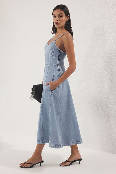 Trendyol Collection Světle modré midi džínové šaty s výstřihem do V TWOSS25EL00737