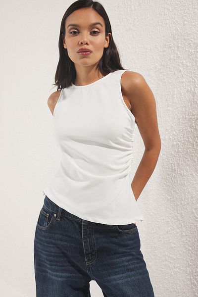 Trendyol Collection Weiße, drapierte, asymmetrisch geschnittene, taillierte Webbluse TWOSS25BZ00546