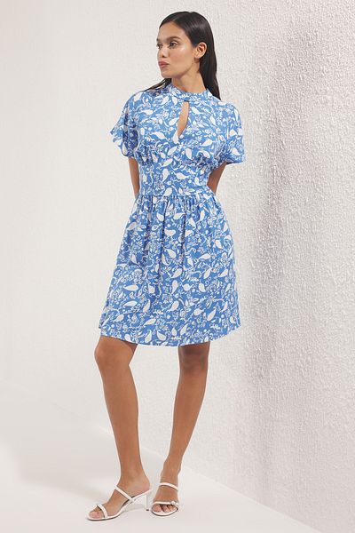 Trendyol Collection Fusta albastră cu deschidere în talie, model șal, rochie mini țesătă TWOSS25EL00575