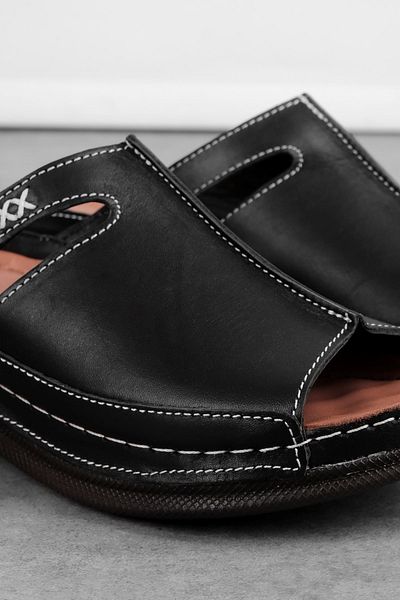 Lal Shoes & Bags شبشب نسائي من الجلد الطبيعي بحزام واحد وتفاصيل خياطة عالية النعل - أسود