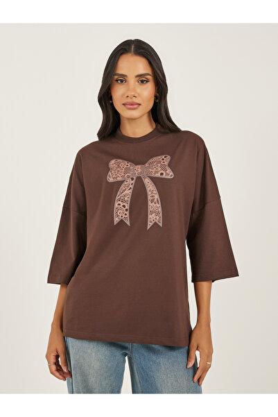 Styli تي شيرت طويل بأكمام مبالغ فيها ورسومات فيونكة