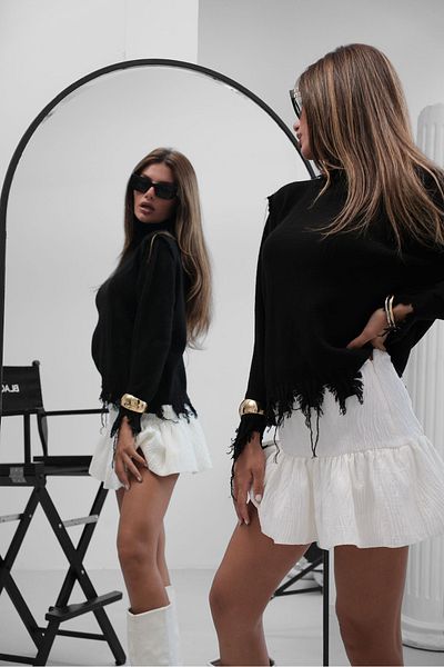 Black Fashion Pulover negru cu gât roscat cu detalii laser