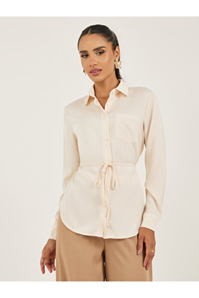 Styli قميص سادة بقصّة عادية وياقة منتشرة مع تفاصيل حزام