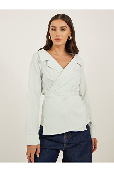 Styli بلوزة مخططة ملفوفة حول ياقة الدراجة مع تفاصيل ربطة عنق