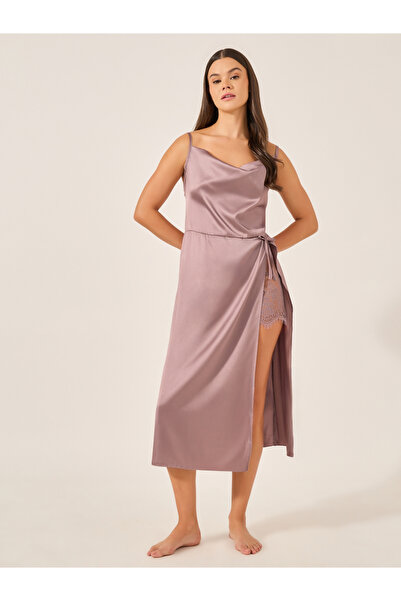 Styli فستان متوسط الطول من الساتان بفتحة رقبة واسعة مع تفاصيل من الدانتيل