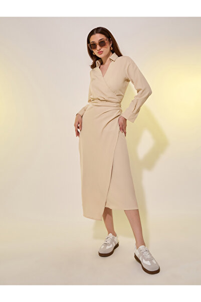 Styli فستان متوسط الطول بأكمام طويلة وتصميم ملفوف باللون البيج