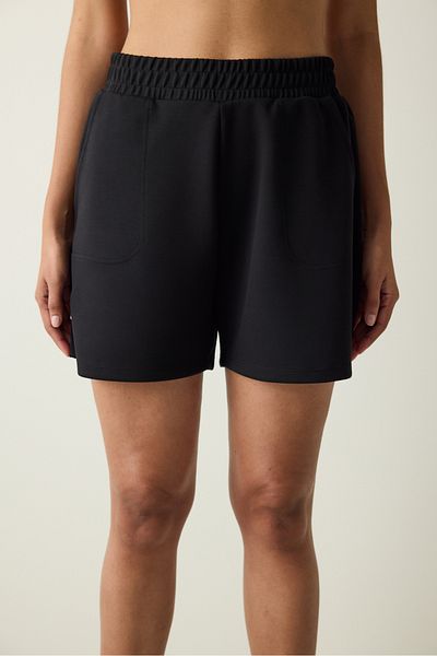Penti Schwarze Shorts mit hoher Taille und Taschen mit seidigem Touch