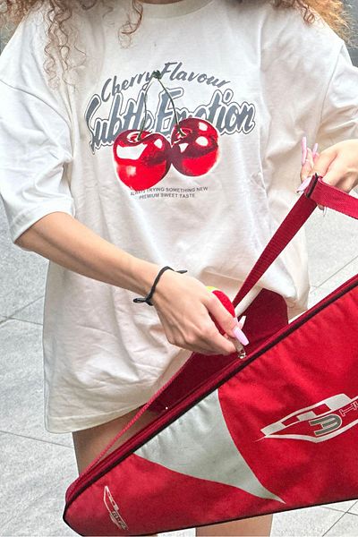 Madmext Übergroßes, ecrufarbenes T-Shirt mit Rundhalsausschnitt und Kirschen-Print MG2131