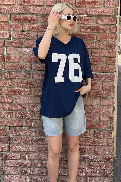 Madmext Marineblaues bedrucktes Overfit-T-Shirt mit V-Ausschnitt MG2037