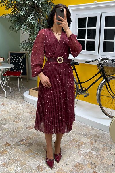 Madmext Rochie din șifon cu buline cu guler dublu burgundă MG2065