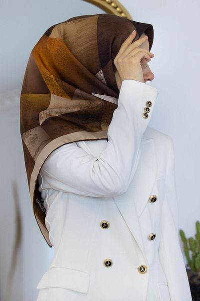 Vissona 100% Twill Silk Geometric Pattern Tan - Καφέ Χρώμα 90x90 Σχήμα Ραπτικής Κασκόλ: Ράψιμο στο χέρι