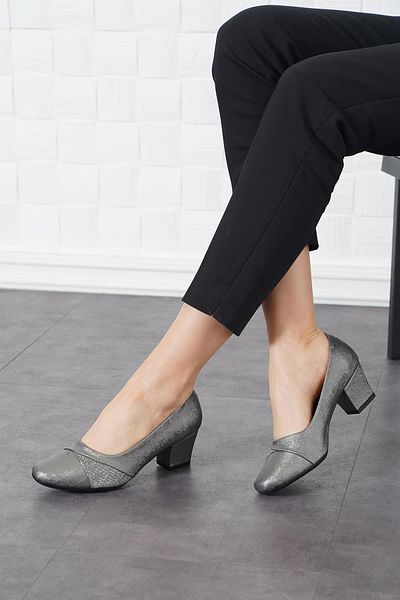 Moda Pie Pantofi cu toc pentru femei din satin platină - Cagues cu garnitură laterală