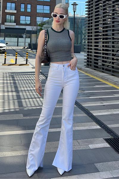 Madmext Pantaloni de damă cu fante din lycra alb - picior evazat Mg1518