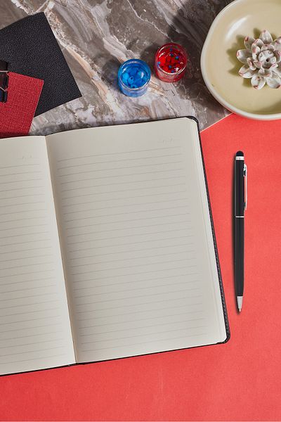 inkglo دفتر ملاحظات ذو غلاف رمادي مكون من 96 ورقة مع قلم وغطاء مطاطي مخطط مقاس 13 × 21 سم