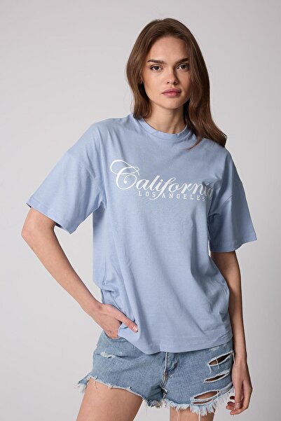 AMİDA تي شيرت نسائي كبير الحجم باللون الأزرق الجليدي مطبوع كاليفورنيا - 2517